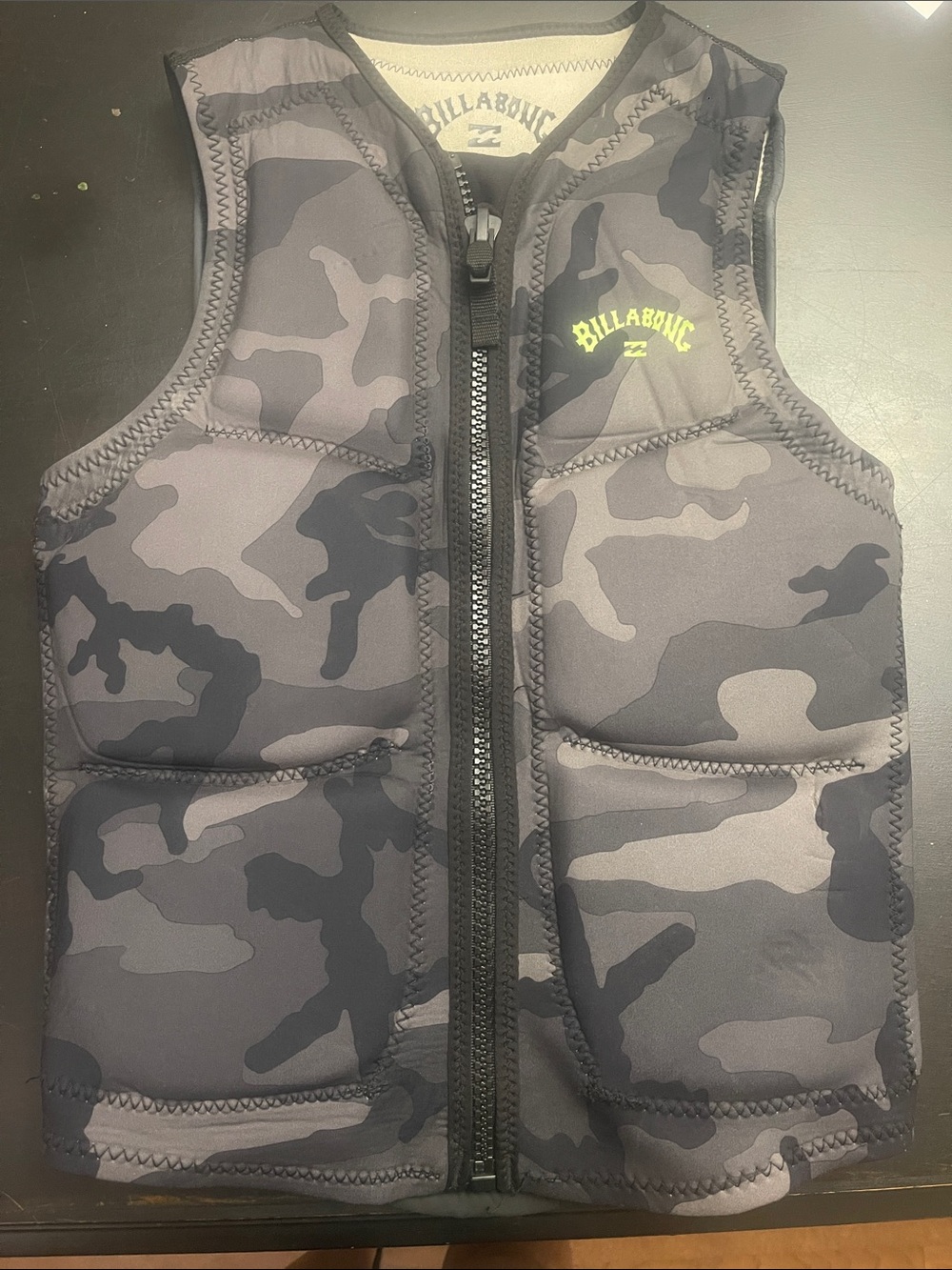 Billabong Gray & Black Camo Neoprene Life Vest large